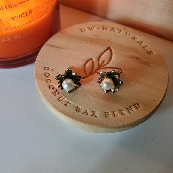 Vintage Floral Gold Tone Faux Pearl Classic Small Stud Earrings - Picture 4 of 9